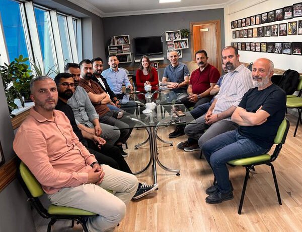 Li ser navê Komeleya Vekolîn û Perwerdeya Hiqûqê (DADSAZ), endam û rêveberîya me serdana KESKê kir.